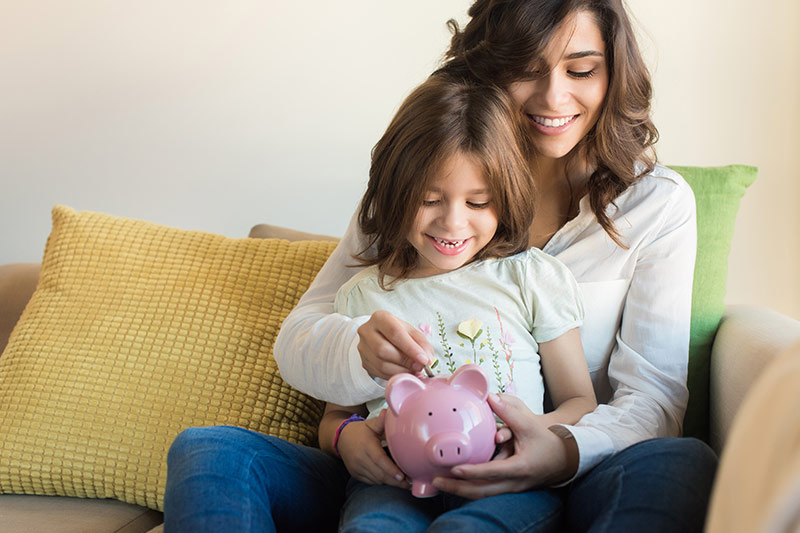 a-mother-teachers-her-daughter-about-saving-money